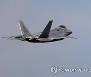 미군, 일본 오키나와에 현존 최강 전투기 F-22 잠정 배치