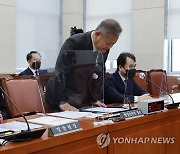 고개숙여 사과하는 이상민 장관