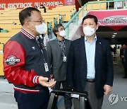 한국시리즈 야구장 점검하는 허구연 KBO 총재