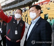 야구장 안전 점검하는 허구연 KBO 총재