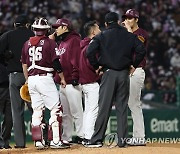 결국 탈 난 키움 안우진 손가락…'선혈'과 함께 3회 강판