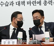 [포토]비대위, '대화하는 정진석-주호영'