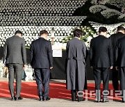 [포토]서울광장에 마련된 이태원 사고 분향소 찾아 조문하는 윤석열 대통령