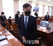 [포토]법사위 파행, '회의실 나가는 최재해'