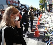 [포토]'이태원 압사 희생자 추모 공간' 헌화하는 외국인