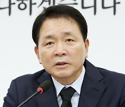 모두 발언하는 성일종 정책위의장