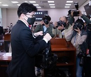 '법사위 의사일정 이견…파행' 회의장 나서는 한동훈 장관