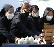 '이태원 참사 희생자들의 명복을 빕니다'