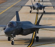 군산기지 유도로 지나는 美 F-35B 전투기