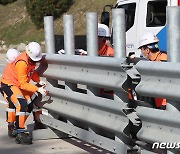 중앙분리대 철거하는 한국도로공사 관계자들