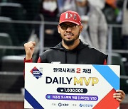 [포토] SSG 폰트, KS2차전 데일리 MVP 차지