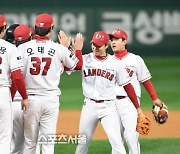 [포토]한국시리즈 1승 1패 균형 맞추는 SSG