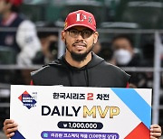 [포토] 2차전 MVP 수상하고 있는 SSG 폰트