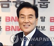 김지완 BNK그룹 회장 조기사퇴