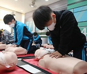 “1명이라도 더 살렸더라면”... 이태원 참사에 높아진 ‘CPR 교육’ 관심