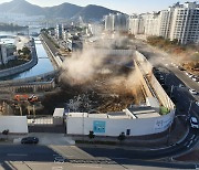 여수 골드클래스 공사 중 흙막이벽 붕괴..바닷물 유입