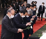 방한한 日 의원들, '이태원 참사' 희생자 분향소부터 찾았다