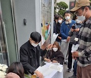 With flowers and food, citizens share warmth while mourning