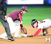 ‘비디오 판독 결과 죽다 살아난 최지훈’ [MK포토]