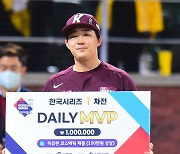 [MD포토] 역전포에 역전타 전병우 '위풍당당 MVP'