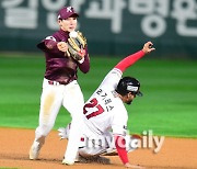 [MD포토] 김혜성 '1루주자 먼저 잡고'