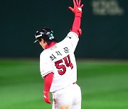 폰트가 막고, 최지훈이 넘겼다! SSG, 2차전 6-1 승리→시리즈 원점 [KS]