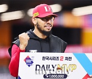 [MD포토] 폰트 '한국시리즈 2차전 MVP'