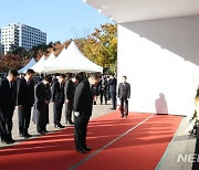 윤 대통령, 서울광장 합동분향소 조문...'사흘 연속 조문'