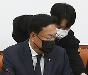 근조 리본 받는 정진석 국민의힘 비대위원장