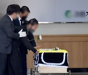 '이태원 참사 희생자' 떠나 보내는 유족