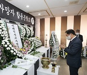 이태원 참사 희생자 명복 비는 송기섭 진천군수