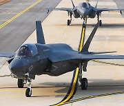 군산기지 유도로 지나는 美  F-35B 전투기 4대