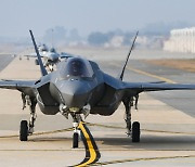 군산기지 유도로 지나는 美  F-35B 전투기, 韓  KF-16 전투기