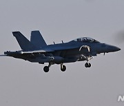 오산기지 착륙하는 전자전공격기 EA-18G 그라울러