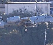 착륙하는 A-10 공격기