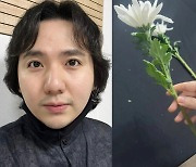 용산구민 임형주, 합동 분향소서 헌화...“고향인데, 믿기지 않고 믿고 싶지 않아”