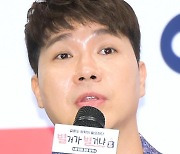 '횡령 혐의' 박수홍 친형 내외 첫 공판 21일로 연기…친형 내외 요청