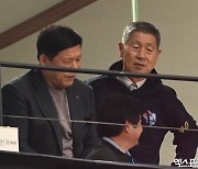 김성근 전 감독 'KBO 후드 입고 경기 관람'[포토]