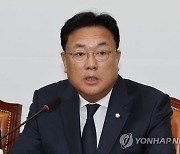 발언하는 정진석 비상대책위원장