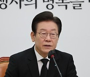 최고위회의에서 발언하는 이재명 대표