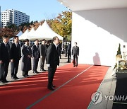 서울광장 합동분향소 찾은 윤석열 대통령