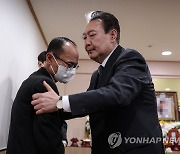 유가족 위로하는 윤석열 대통령