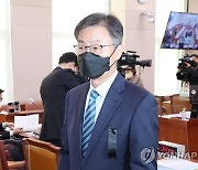 법사위 회의장 나서는 최재해 감사원장