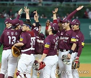 이용규 "감동 주는 후배들 고마워" 김휘집 "선배들 따라 열심히"