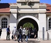 AUSTRALIA LIONS ESCAPE SYDNEY ZOO