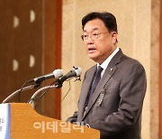 [포토]인사말하는 정진석 한일의원연맹 회장