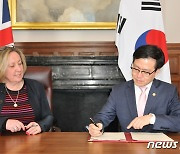 영국 "北, 전례 없는 미사일 발사…무모한 행동 보여줘"