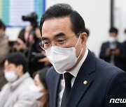 박홍근 민주당 원내대표, 정책조정회의 참석