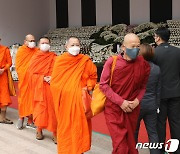 '이태원 참사' 조문 하는 태국 승려들