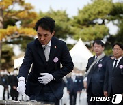 헌화하는 박민식 국가보훈처장